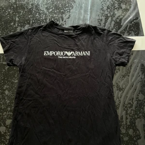 Svart Armani T-Shirt i ett fantastiskt skick - Näst intill oanvänd, 10/10 skick, Storlek M, regular fit, mycket bra skick!