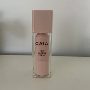 CAIA Red Carpet Prime - Säljer en CAIA Red Carpet Prime i färgen light to medium. Endast testat en gång på handen och säljer därför jag köpte för färg. Original pris är 325kr men jag säljer för 210kr! Skriv om ni har frågor💕
