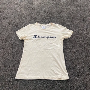 Vit t-shirt - Vit basic t-shirt från Champion