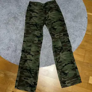 Väldigt fina camo cargo jeans som är helt oanvända och bra kvalitet!  Dom är väldigt luftiga och sköna. Diskuterar gärna pris!