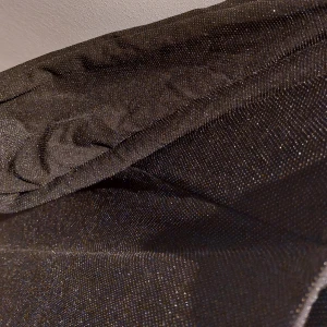 Byxor - Säljer dessa byxor med svart glitter som är lite mer diskret till ett speciellt tillfälle, raka ben väldigt strechiga aldrig använt bra skick🖤