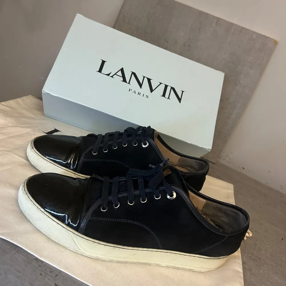 Tjenare Säljer ett par Lanvins Shiny Cap Toe! Uk 10 - 44-45 Mörkblåa 7,5/10 skick!  Allt Og ingår Box, Dustbag Mitt pris - 2500kr  Ny pris 4999kr. Skor.