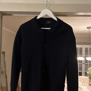 Massimo dutti tröja - En fin Massimo dutti tröja som är använd två gånger då den var för liten. Den är i storlek M. Hör av er vid mer frågor!!!