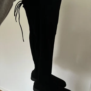 Over knee skor  - Svarta fina över knä skor  Använda fåtal fånger  Litet märke på framsidan 
