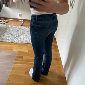Zara jeans - Snygga bootcut zara jeans, passar 34-36! Tyvärr har de behövts lagas en del (syns inte på långt håll), säljer därför väldigt billigt. Innerbenslängd 81 cm, midjemått runt om inuti 73 cm. Se min profil för fler snygga jeans!💕