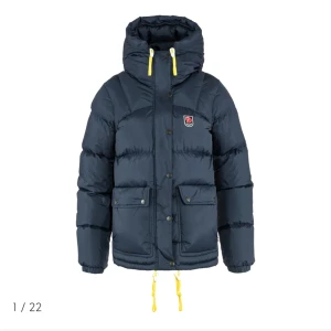 Fjällräven jacka XS - Nu säljer jag min fina fjällräven jacka, nästan helt utan defekter och inga sminkfläckar vid kragen då jag precis hämtat från kemtvätt. Hör av er för frågor ❤️ nypris 6999kr