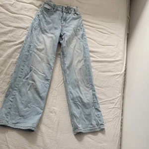Jeans 140 storlek - 140 jeans bra skick stretch i midian 