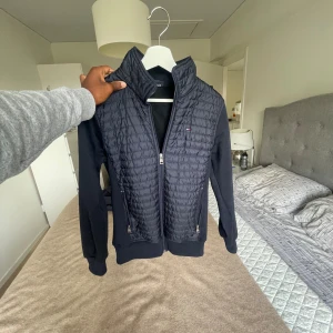 Navy blå cardigan - Säljer denna navy blåa Jack cardigan som är köpt för 2200 på Tommy hilfiger. Perfekt 10/10 skick. Perfekt jacka nu till hösten som är i ett tillräckligt tjock material att ha på vintern också. Priset är inte skrivet i sten hör av er vid minsta lilla🤝