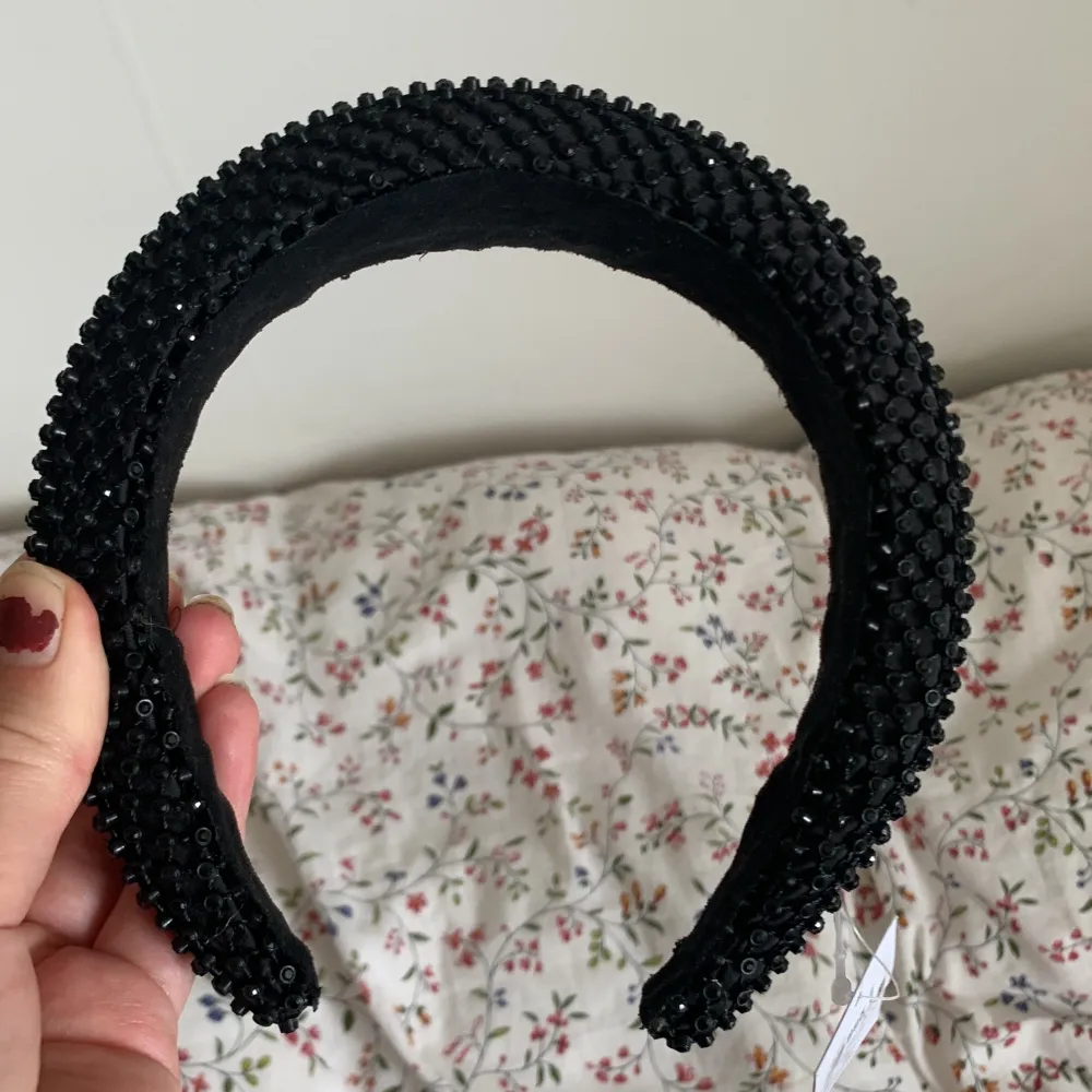 Såå fint glittrigt diadem från bikbok. Fick i julklapp men säljer då den inte riktigt passar min huvudform. Lappen är kvar på och nypris är 159. Accessoarer.