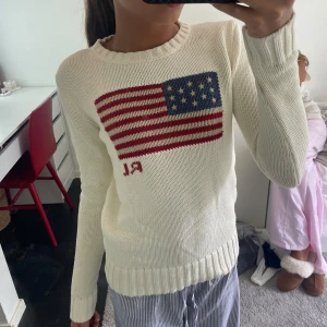 Raulph Lauren Tröja - Superfin tröja från Ralph Lauren i bra skick. Den har en väldigt liten fläck på underarmen som knappt syns och en liten maska på bröstet. ❤️