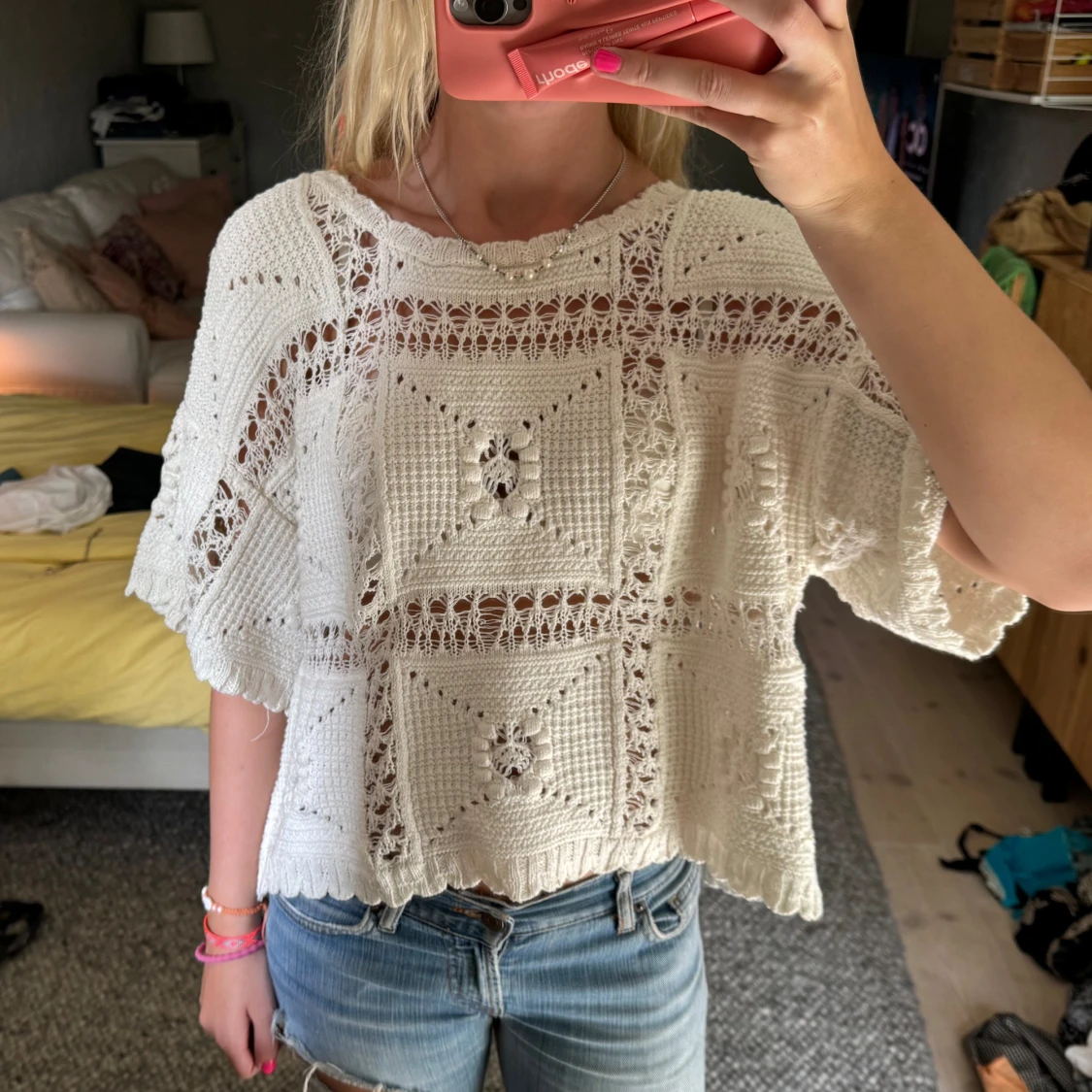 Vit stickad kofta med blommönster