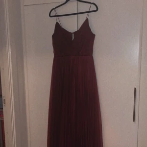 Vinröd balklänning  - Säjer nu denna superfina bal/fest klänningen i en fin vinröd färg, rätt så stretchig upptill så passar både för större som mindre byst! I en storlek 38/M och jag är 162 cm lång och den släpar i marken när jag bär den, använd vid 1 tillfälle! Nyskick