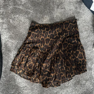 Leopard kjol - Super snygg leopard kjol ifrån asos i storlek 36! Nästan aldrig använd 