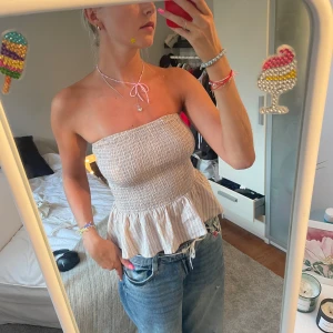 Söt tub topp med volang - Jättesöt topp köpt secondhand. Stretchiga material och liten volang längst ner