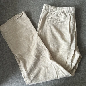 Linnebyxor - Säljer nu dessa linnebyxor i storlek 32/32. Mycket bra skick 9/10! Hör av er vid funderingar.  Ej öppet köp.