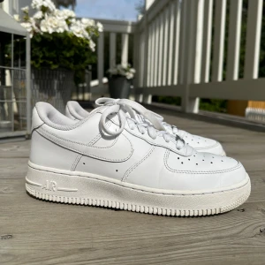 Nike air force 1  - Säljer dessa vita nike air force 1 skor i storlek 39 då dem inte längre används. Dom är använda men i väldigt fint skick! 🤗💗