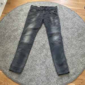 Replay anbass jeans - Slim fit - storlek 29-32 I ny skick då jag växte ut dem 