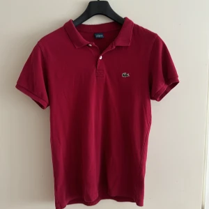 Lacoste pikétröja - Säljer nu denna pikétröja från lacoste i storlek L (passar även M) mycket bra skick 8/10. Hör av er vid funderingar.  Ej öppet köp.