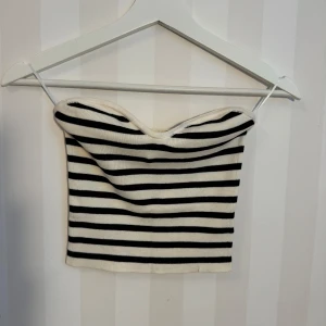 Bandeau topp - Oanvänd med prislapp kvar.  Bandeau-topp från h&m i strl S. 