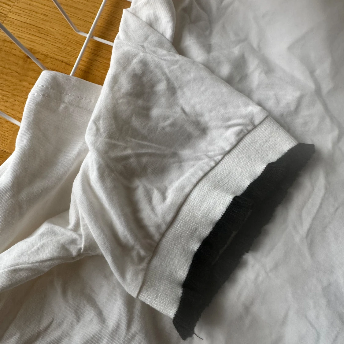 Vit blus med svarta detaljer och röda knappar - 91