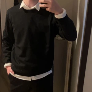 Hugo tröja stickad. - Säljer denna stickade tröjan från hugo i storlek S. Tröjan är i nyskick utan defekter och passar bra som pull over till t.ex en skjorta. Hör av er vid funderingar!!