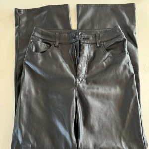 Skinnbyxor - Säljer dessa snygga skinnbyxor från Carlings😻köpta för 600kr, använda men i bra skick, skriv vid eventuella frågor