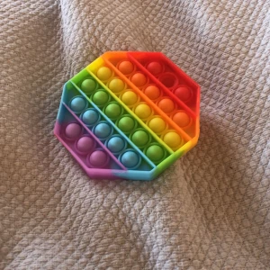 Regnbågig poppit - Säljer denna regnbågiga poppiten!💗😊är verkligen jätte bra, kontakta mig om ni är intresserade, nypris 59kr säljer för 20kr💕