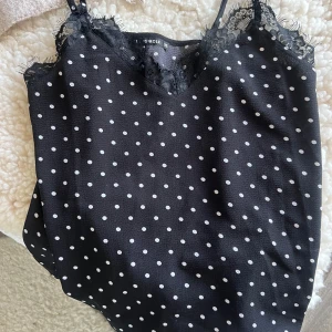 Prickigt linne  - Linne i blusmaterial med fin spetsdetalj, aldrig använd 