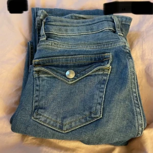 Jeans - Blåa jeans med populära knappar på baksidan. Inga defekter och är som i ny skick. Priset kan diskuteras💓