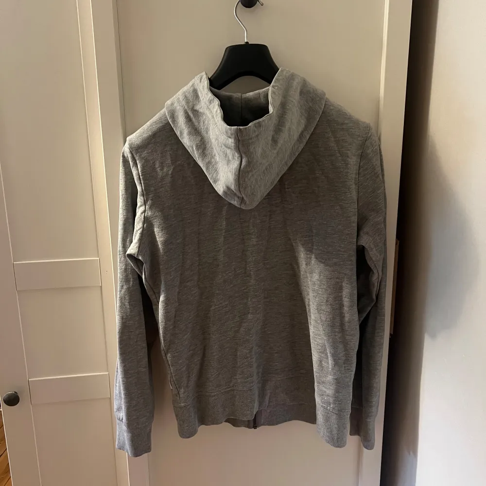 Säljer min gråa hoodie med dragkedja för att den har blivit för liten. Använt den i 1år. Köpt den för 500kr säljer den för 200kr. Storlek M från Jack&Jones. Hoodies.