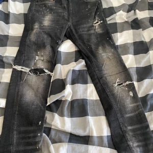 supply & demand jeans -  säljer jeans 