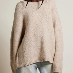 stickad tröja oversize brun - Beige stickad tröja från bikbok, aldrig använd.  Använd köp nu💕