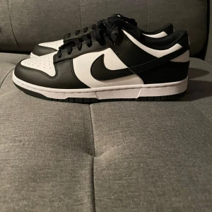 Panda dunks  - Panda dunks. 10/10 skick. Aldrig använda. Försöker bli av med dem så skriv fort. Pris ej hugget i Sten. Är öppen för förhandlingar och byten. ❌äkta. 