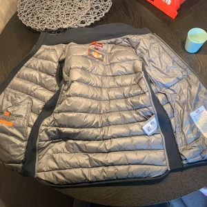 Parajumper väst - Säljer nu min parajumperväst Storlek xl men passar även M Använt den några gånger bara 