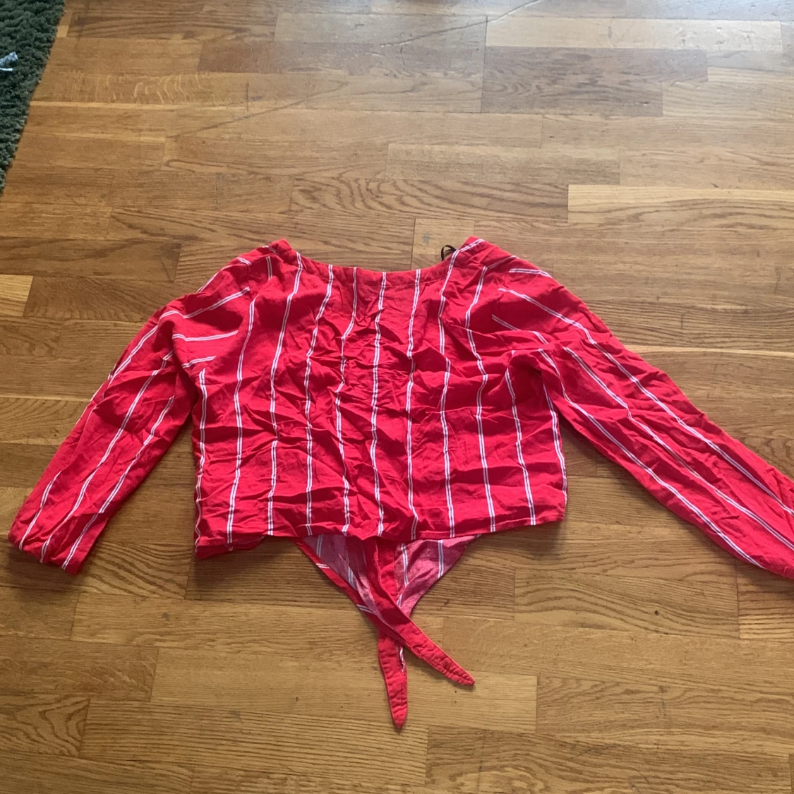 Långarmad linjerad röd blus - 90
