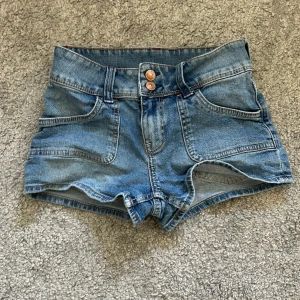 Jeansshorts  - Jeansshortsen är ifrån hm och i storlek 32. De är använda men i bra skick. 