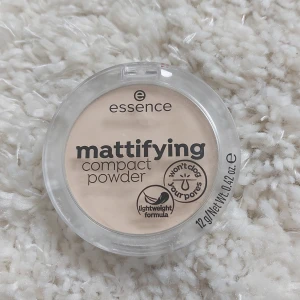 Mattifying Compact Powder i nyansen 11 Pastel Beige från Essence - Säljer en mattifying compact powder från Essence i nyansen 11 Pastel Beige. Denna puder ger en matt och felfri finish och är lämplig för alla hudtyper. Produkten är dermatologiskt testad och har en lätt formula som inte täpper till porerna. Perfekt för att hålla huden matt och fräsch hela dagen!