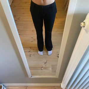 Kostym byxor från Only  - Kostymbyxor från Only i storlek Xs 32, har några små skador som man kan se på de två sista bilderna men syns bara på nära håll 