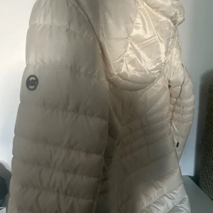 Michael kors jacka - Hej, säljer min Mk jacka pga flytt samt har jag använt jackan 1 gång. Jacka är i storlek L.☺️