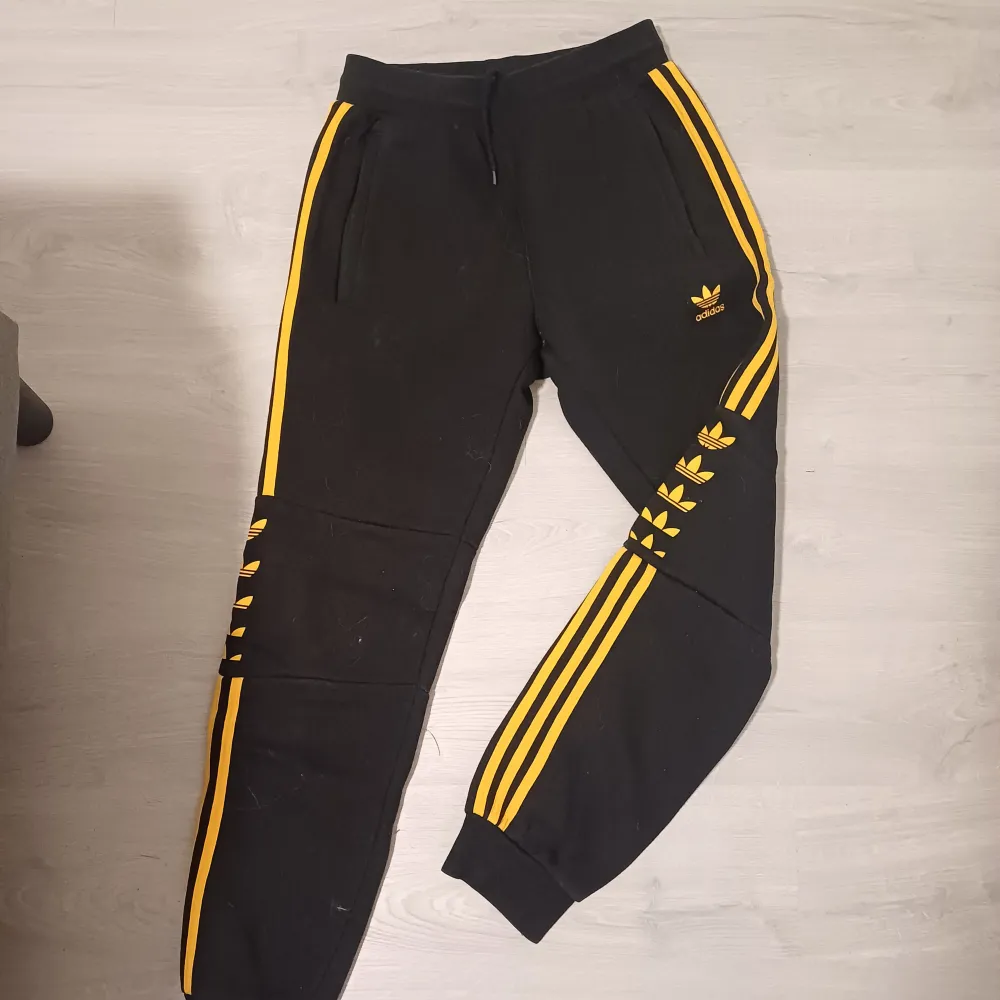 Adidas hoodie och byxor   Storlek S Använd ett fåtal ggr.  I mycket fint skick.. Hoodies.