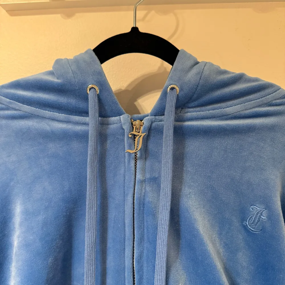 Juicy Couture tröja använd ca 3 gånger.  Nyskick! 💙 Storlek L men passar M. . Hoodies.