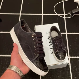 Lanvin - Säljer dessa feta lanvin cap toe med glans i färgen marinblå. Dessa är i storlek 41 men passar 42. Skick 6/10 cap toe lite creasad på vänster sko. Innersulorna är även bytta. Kan gå ner i pris vid snabb affär!Hör av dig vid minsta fundering !💪