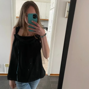 Super fin topp - Säljer denna fina topp från esprit för 120kr+ frakt men priset kan diskuteras vet ej vad storleken är men skulle säga S