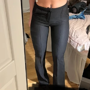 LÅGMIDJADE KOSTYMBYXOR  - Hejsan! Säljer dessa såå fina lågmidjade kostymbyxorna ifrån GinaTricot. Dessa är i storlek Xs/34 och ger än verkligen fina former, dock lite för tight för min smak därav säljs den. Kan extra tvättas samt köra noppringsmaskinen över dem om så önskas.💕