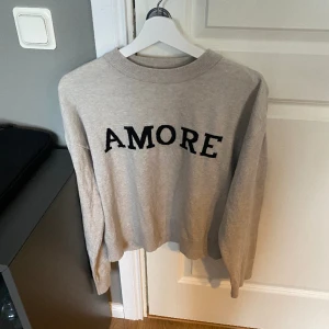 Kaschmir tröja från Gina tricot ☘️💞 - Säljer denna tröja för att jag inte använder den längre 💜Använt den ca 2-3 gånger❤️ Så att den är ju då i nyskick ☘️💞 Säljer då den för 180 kr😍❤️ Men såklart kan pris diskuteras 😍☘️💞