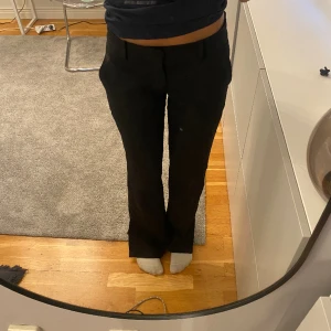 Kostymbyxor - Snygga lågmidjade kostymbyxor från bikbok i storlek 36. De är små i storlekarna så de är som 34. Passar mig som är 1,65 i längden ❤️