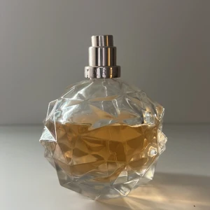 Ariana Grande parfym  - 80 ml - lite använd. 