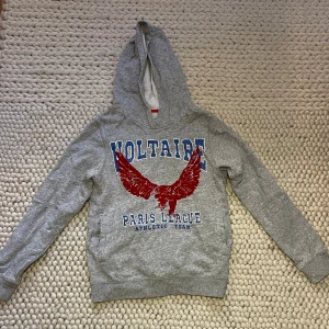 Zadig & Voltaire Hoodie - Säljer denna superfina Zadig et Voltaire hoodien för att den tyvärr har blivit för liten för mig. Hör av er om ni är intresserade❤️