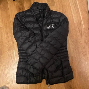 EA7 Armani jacka  - Fin höst och vår jacka utan luva. Nypris 1300kr. 