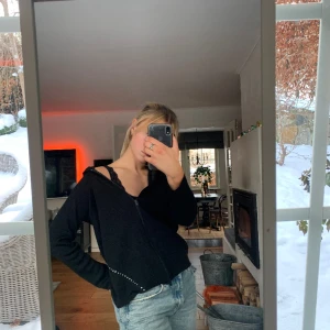 Svart kofta😍 - Cool kofta med lite glitter och en luva!😍